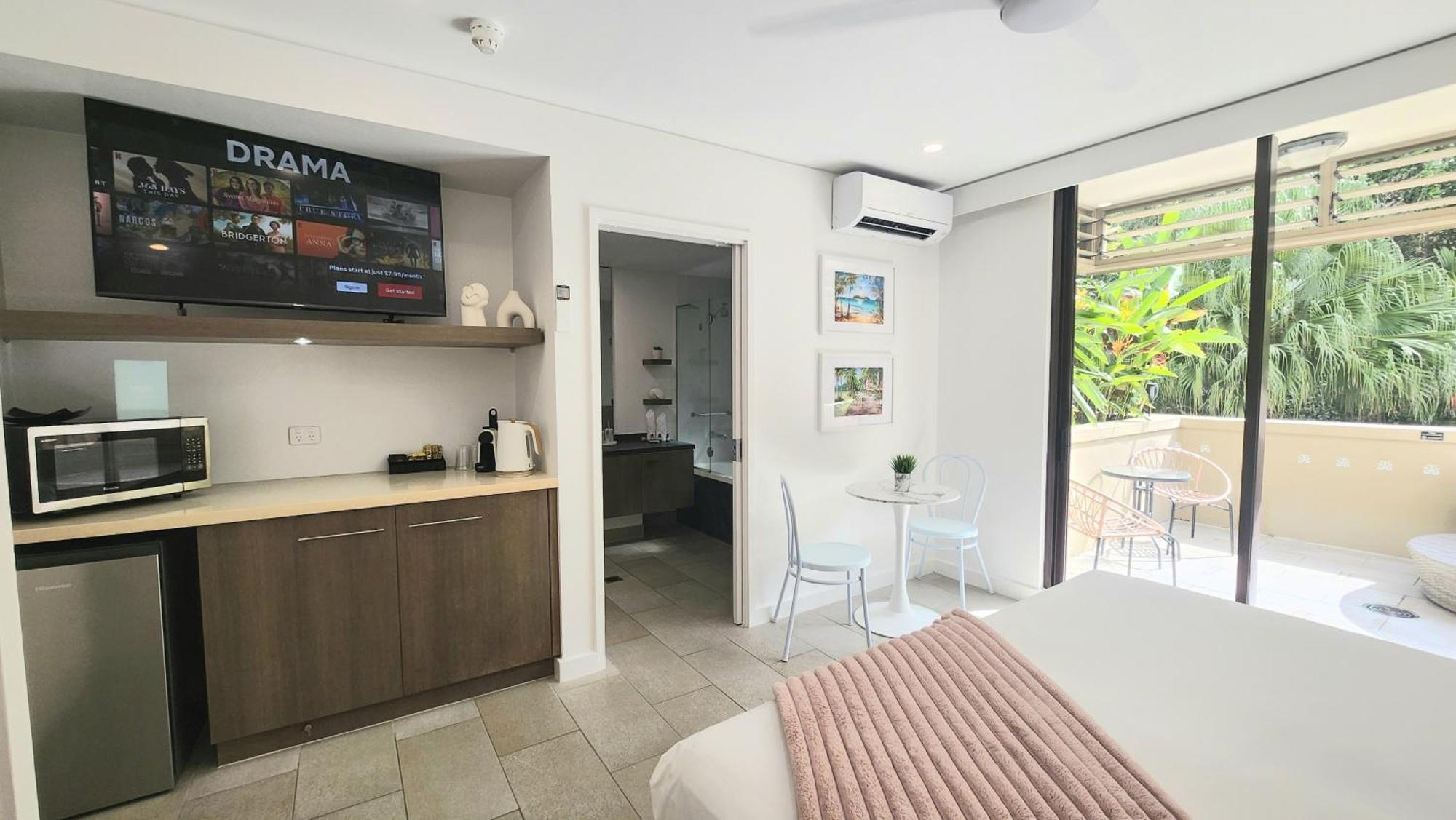Private Apartments In The Temple Beachfront Resort Palm Cove Chambre photo